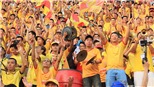 CĐV Nam Định quay lưng, phản đối trưởng ban trọng tài VFF