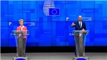 Những cái lắc đầu lạnh lùng và 'đòn cân não' trong màn chốt đàm phán Brexit