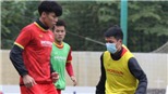 Bóng đá Việt Nam hôm nay: Tiến Dũng đeo khẩu trang tập luyện