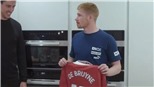 Được tặng áo đấu của MU, De Bruyne: 'Tôi có thể đốt nó không?'