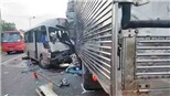 Xe khách lấn trái đường đâm trực diện xe tải, 18 người bị thương 