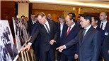 Thủ tướng Nguyễn Xuân Phúc và Thủ tướng Nga Dmitry Medvedev tham quan Trưng bày ảnh 'Việt-Nga: Quan hệ hữu nghị truyền thống và hợp tác toàn diện'