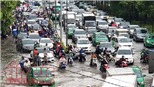 Mưa lớn, nhiều tuyến đường TP Hồ Chí Minh chìm trong biển nước 