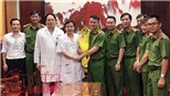 Cảnh sát hình sự trao lại phần khen thưởng thành tích phá án cho các ‘hiệp sĩ’