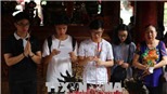 Phụ huynh và sĩ tử cầu may trước kỳ thi THPT quốc gia 2018