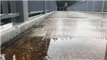 Cầu vượt dành cho người đi bộ Hà Nội ướt nhẹp, trơn trượt, xả rác bừa bãi
