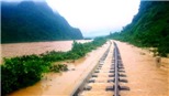 Tuyến đường sắt Bắc-Nam bị trôi nền đường ray, tê liệt vì bão số 9