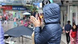 Người dân Hà Nội trùm áo mưa, co ro ra đường trong đợt rét đậm đầu mùa
