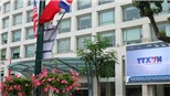 Những lẵng hoa treo trên cột đèn khiến Hà Nội cực ‘dễ thương’