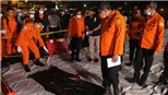 Vụ rơi máy bay tại Indonesia: Lực lượng chức năng tiếp nhận nhiều phần thi thể và vật dụng cá nhân hành khách