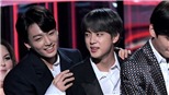 'Bàn tay nghịch ngợm' của Jungkook BTS nhiều lần khiến fan chết cười