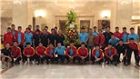 Chủ tịch nước CHXHCN Việt Nam Nguyễn Xuân Phúc gửi hoa và động viên tuyển Việt Nam