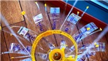 Tuyển nữ Việt Nam mừng Trung thu tại Tajikistan bằng chiếc đèn tự chế