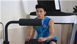 Văn Hậu ‘chơi cầu thăng bằng’ trong ngày chờ đi Hàn Quốc