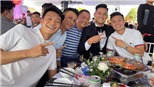 Quang Hải cùng bạn gái đến chúc mừng ngày vui của Tấn Tài