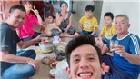 Dàn tuyển thủ Việt Nam tươi cười về ăn Tết sau chiến thắng