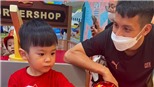 Cục cưng của Hùng Dũng tỉnh ngủ vì được đến khách sạn thăm bố