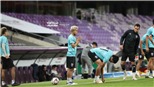 ‘Messi Thái Lan' cầu nguyện trước khi bước vào sân tập