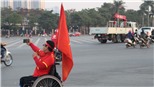 CĐV ngồi xe lăn vượt gần 50km đến Mỹ Đình xem tuyển Việt Nam đá giao hữu