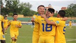 Hãy để yên cho bóng đá… thở!