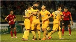 Có chiến thắng đầu tiên, HLV Hoàng Thanh Tùng cảm ơn khán giả nhà
