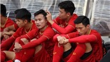 Sao U22 Việt Nam tranh thủ nhổ tóc sâu cho đồng đội trong lúc chờ tập