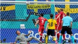KHÓ TIN: Lewandowski 2 lần đánh đầu trúng xà ngang chỉ trong vài tích tắc