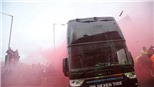Xe bus Man City bị tấn công, Guardiola giận dữ, Klopp cúi đầu xin lỗi