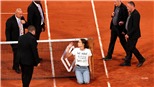 Cô gái tự trói mình vào lưới làm gián đoạn trận bán kết Roland Garros