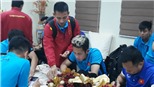 Tuyển thủ Việt Nam chống đói bằng ô mai tại Philippines
