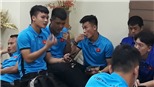 Đức Huy được tặng bánh gấu, Đức Chinh 'tranh ăn' với Quang Hải
