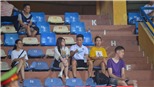 Huỳnh Anh 'kèm chặt' Quang Hải trên khán đài, có vệ sĩ bảo vệ