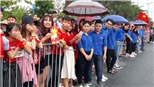 CĐV 'đội mưa' chờ U23 Việt Nam xuống sân bay