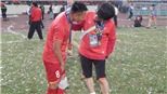 Xót xa cảnh hậu vệ tuyển Việt Nam tập tễnh ăn mừng chức vô địch AFF Cup