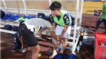 Xót xa trước cảnh Duy Mạnh đổ gục xuống sân sau pha vào bóng thô bạo của Tăng Tiến