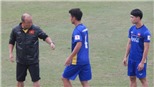 Công Phượng gật đầu lia lịa khi được HLV Park truyền bí kíp