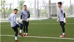 Thủ môn U23 Việt Nam trổ tài tâng bóng điệu nghệ