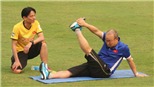 Tiến Dũng và Quang Hải vắng mặt, HLV Park Hang Seo tập Yoga
