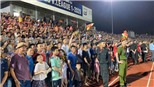 Bóng đá Việt Nam hôm nay: Hà Tĩnh bị phạt 15 triệu vì sự cố 'vỡ sân'. Quang Hải chấn thương dập cơ đùi