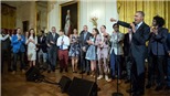 Cựu Tổng thống Mỹ Barack Obama khoe giọng nam tính khi vào vai nhà lập quốc George Washington