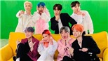 BTS cười như được mùa khi nhận quà từ ‘ông già Noel’ Halsey, đặc biệt là biểu cảm của Suga