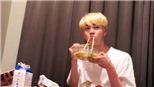 Cho món này vào mì, đúng chỉ có triệu phú ưa toan tính như Jin BTS mới nghĩ ra