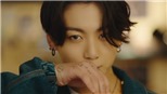 ARMY phát hiện biểu cảm ngược cực hài của Jungkook BTS khi uống sữa và rượu