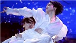 Jimin BTS tận tâm soi đèn cho Jungkook diễn nội tâm