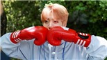 Xuất hiện chớp nhoáng, Jungkook BTS làm cháy hàng bộ đồ đắt đỏ chất chơi