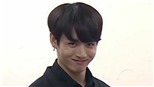 Jungkook cởi tất thôi mà sao cả BTS phải dừng hình?