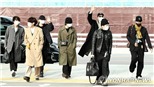 BTS tái xuất đỉnh cao tại sân bay, như trên sàn catwalk