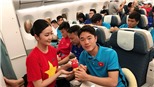 Quang Hải ăn mì tôm, tranh thủ 'cày phim' trên chuyên cơ của Vietnam Airline