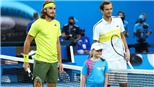 Kết quả Australian Open hôm nay: Medvedev hạ Tsitsipas, gặp Djokovic ở chung kết