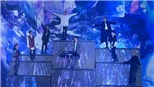Fan chê giọng BTS tệ hại khi diễn cùng Charlie Puth, nhà sản xuất chính thức nói lý do